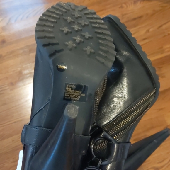 Shoes - Picture 4 of 4